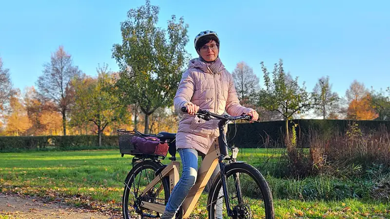 Bettina Hentschel mit Holz Fahrrad