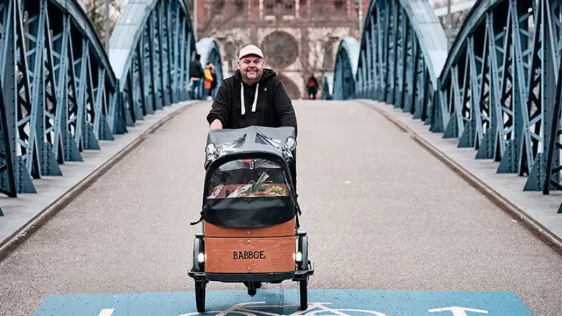 JobRadler Philipp Spitczok von Brisinski auf seinem Cargobike