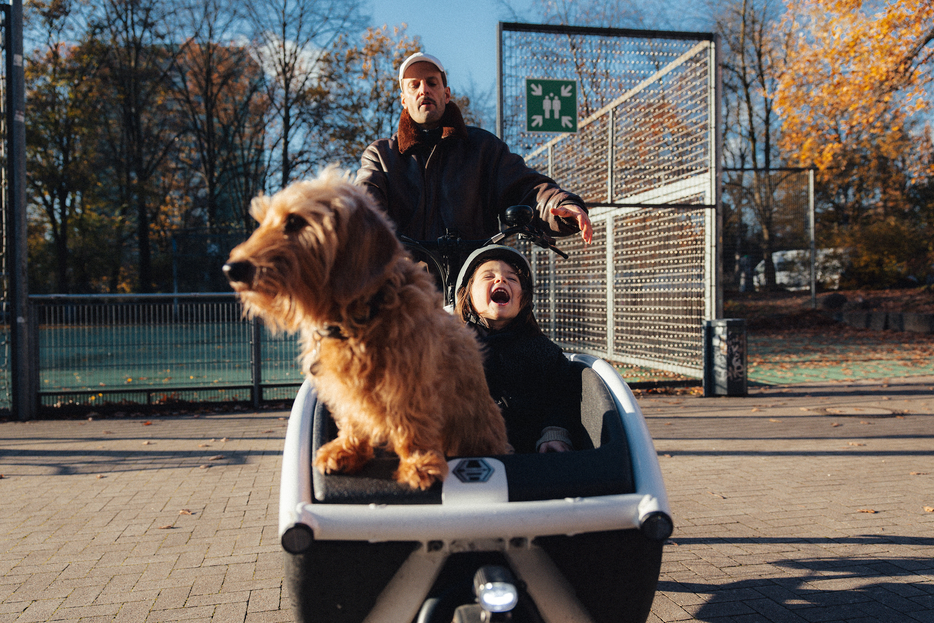 Mann mit Kind und Hund