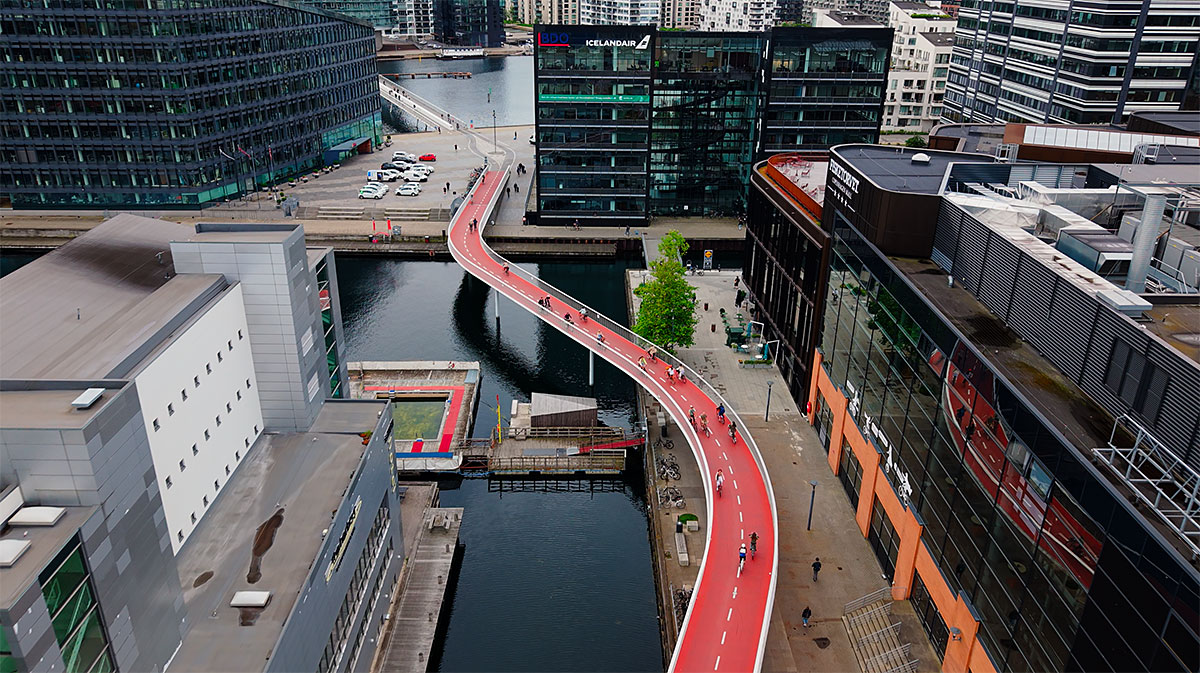 Drohnenaufnahme der Fahrradbrücke Cykelslangen in Kopenhagen